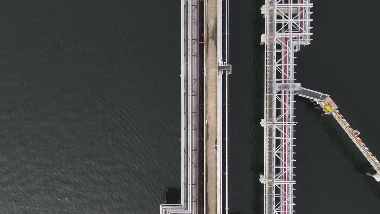 油船通过输油管站、炼油厂和石化工厂进口/出口石油的海上炼油管道高空摄影视频素材