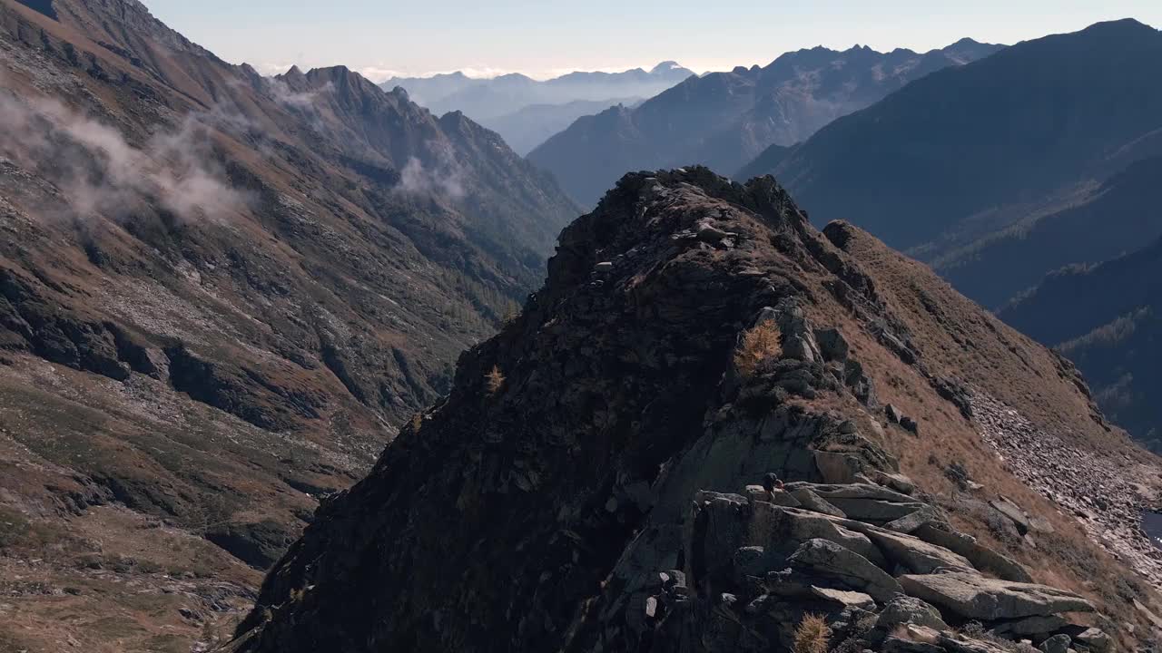 年轻男子在欧洲阿尔卑斯山、意大利皮埃蒙特徒步旅行视频下载