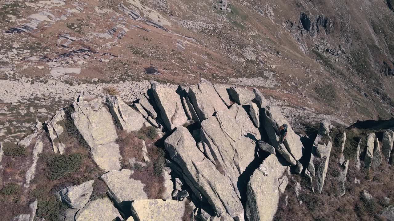 年轻男子在欧洲阿尔卑斯山、意大利皮埃蒙特徒步旅行视频下载