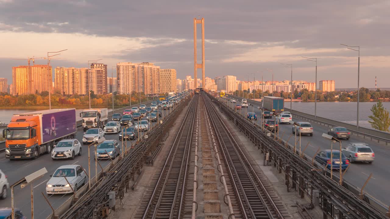 地铁和汽车通过大桥视频素材