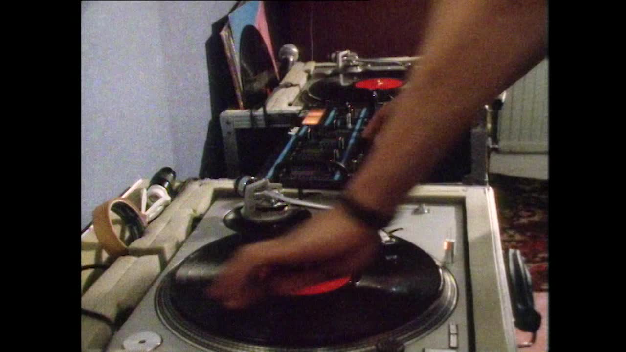 MS年轻男性划痕记录在转盘在卧室;1987视频素材