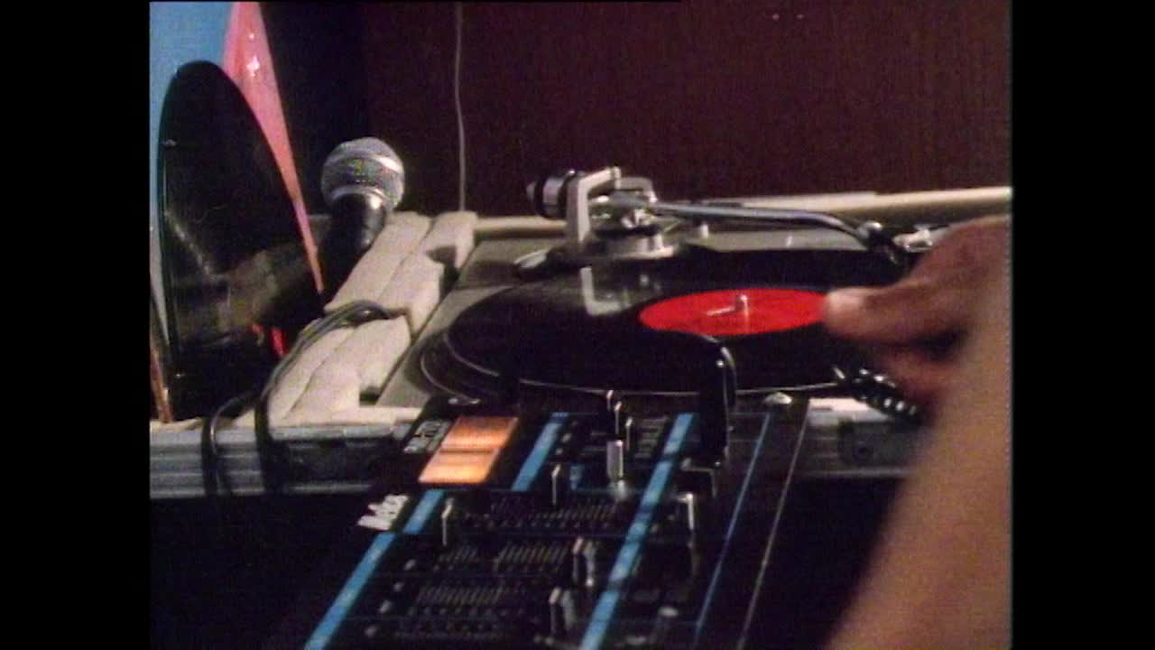 CU年轻的男性手抓记录在转盘甲板;1987视频素材