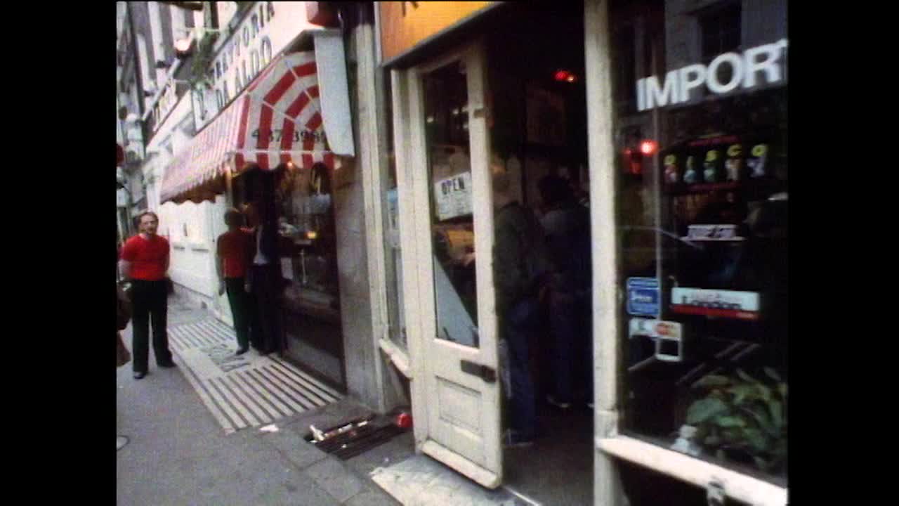 年轻人在嘻哈唱片店里浏览和购买唱片;伦敦,1987年视频下载