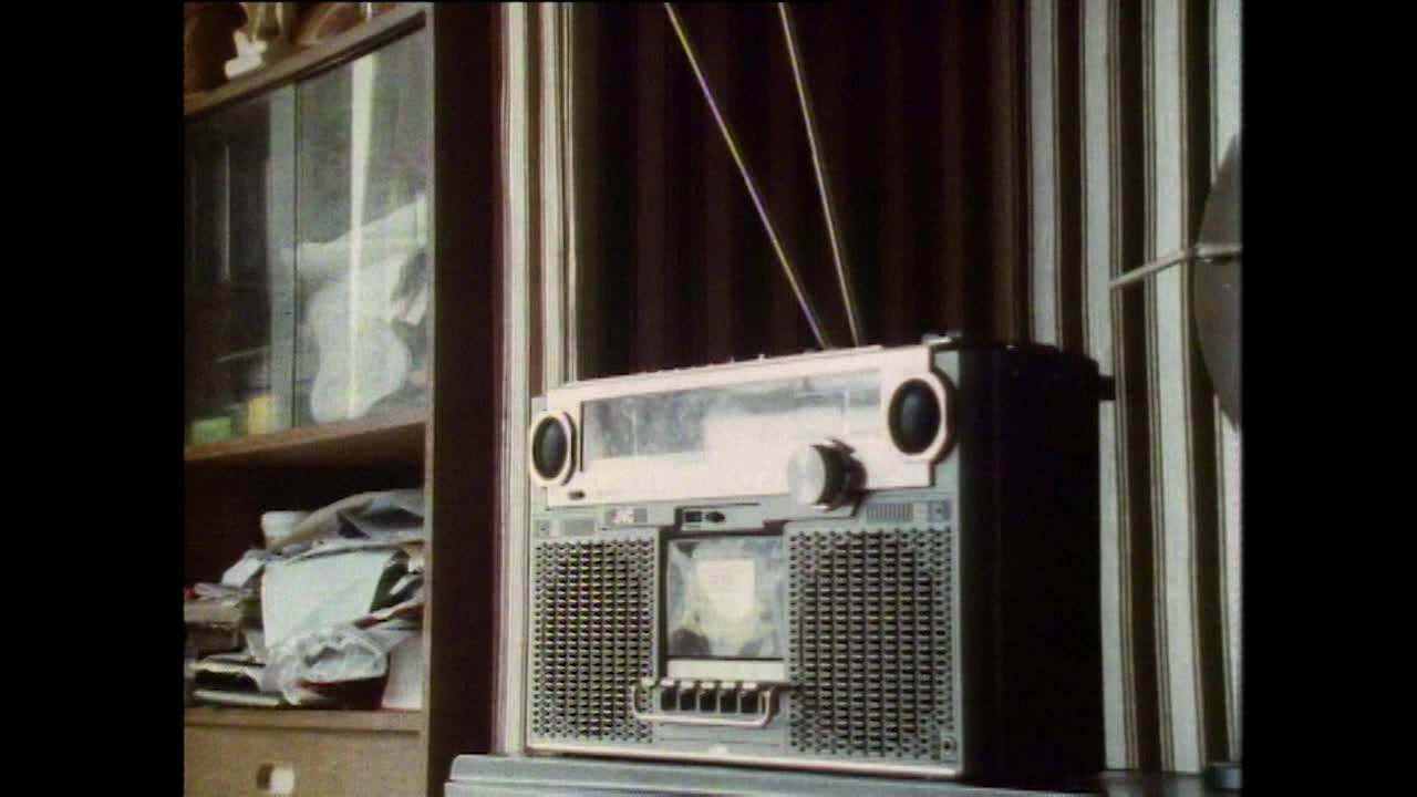 在普通英国客厅里，收音机变成了扶手椅;1987视频下载
