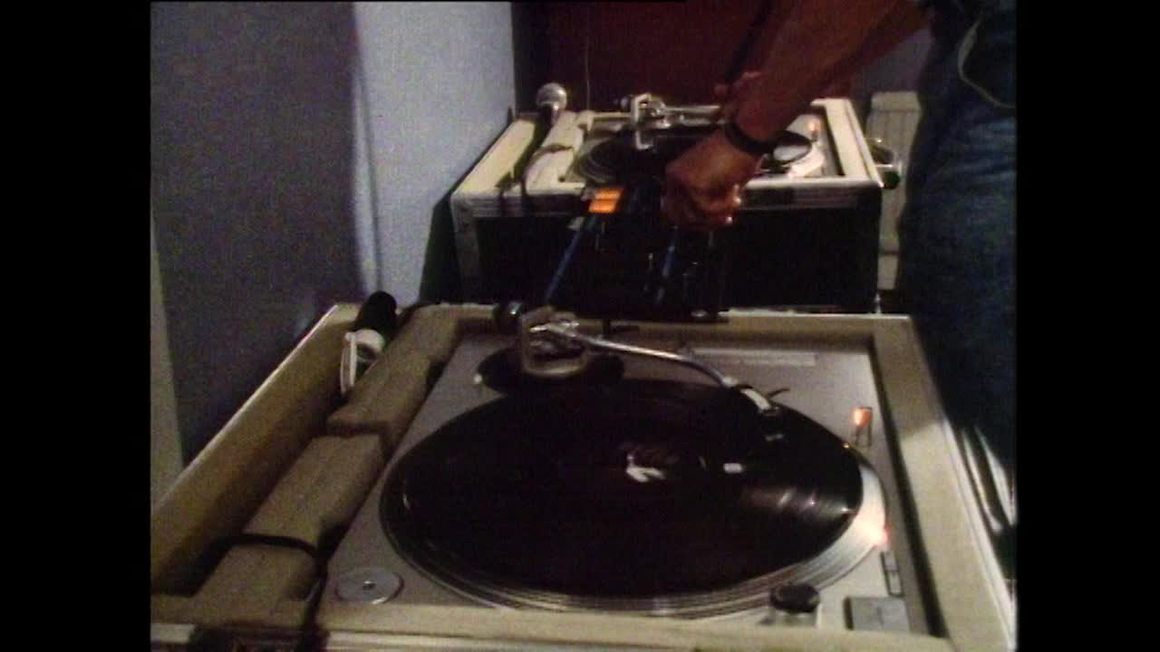 MS年轻男性刮和混合唱片转盘;1987视频素材