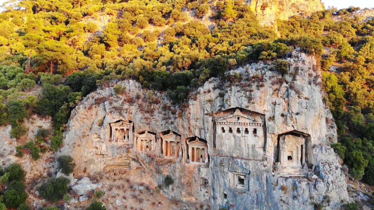 无人机拍摄的土耳其达利安山谷考诺斯古城里的利西亚国王坟墓视频下载