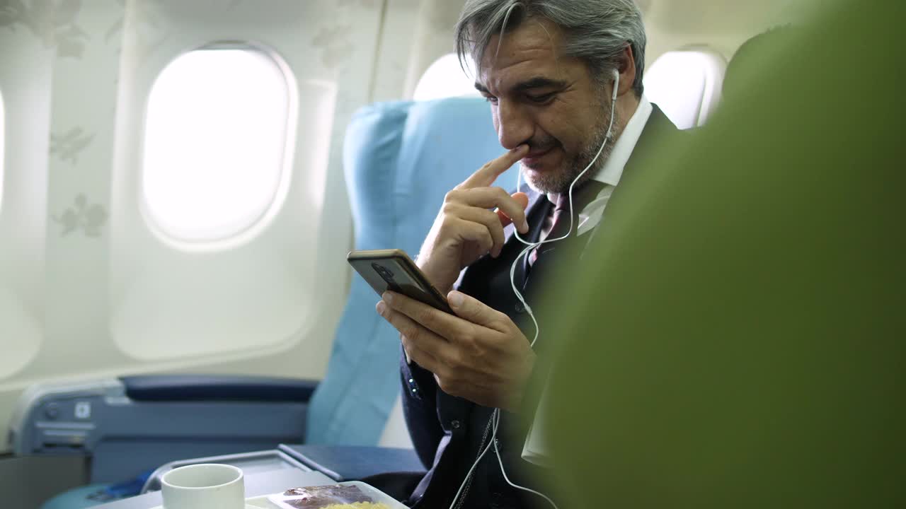 空乘人员为商务旅客提供红酒视频下载
