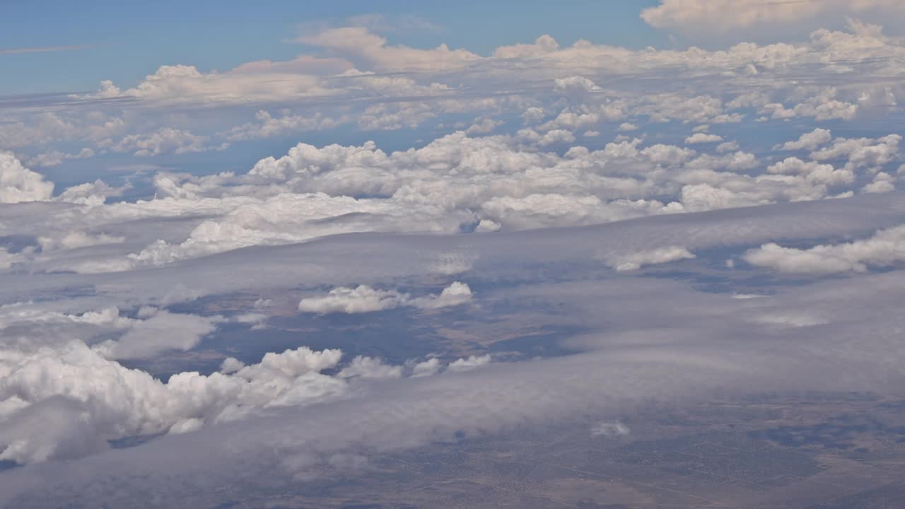 在飞机上看到的云景在许多云的神奇的蓝天视频素材