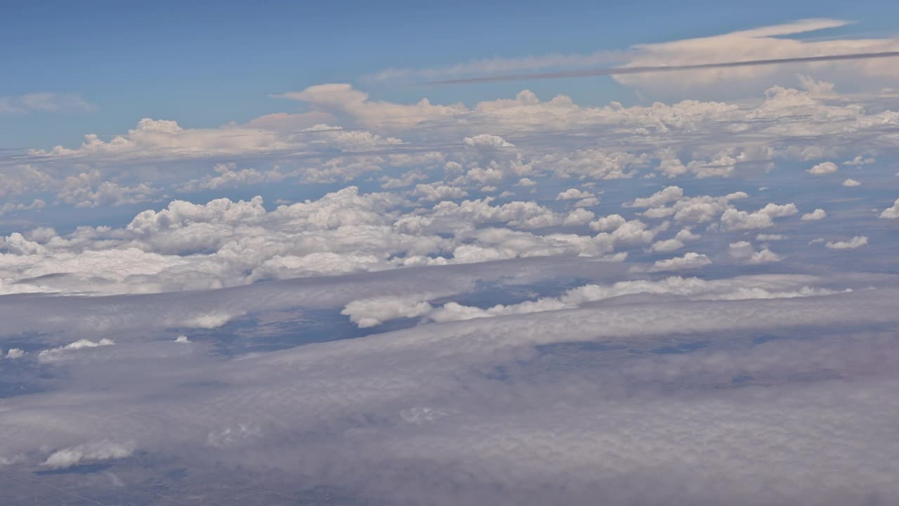 美丽的天空上方的云从飞机窗口视频素材