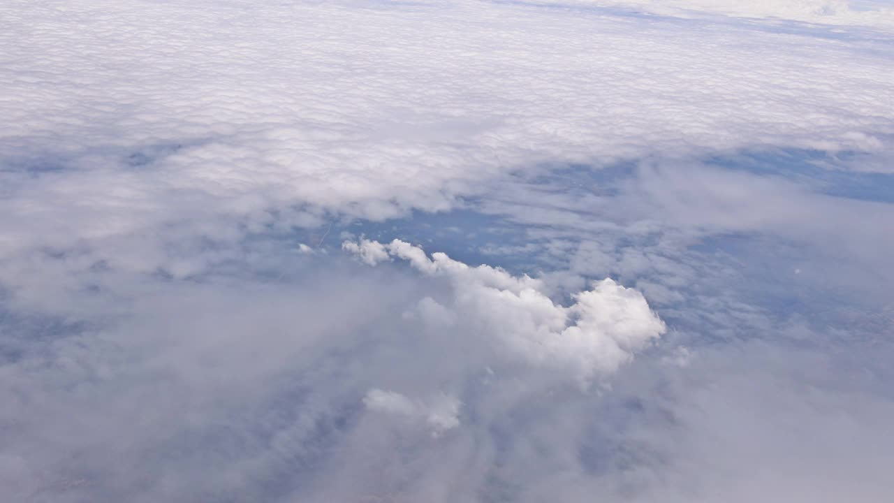 透过飞机的窗户看到的云和天空视频素材
