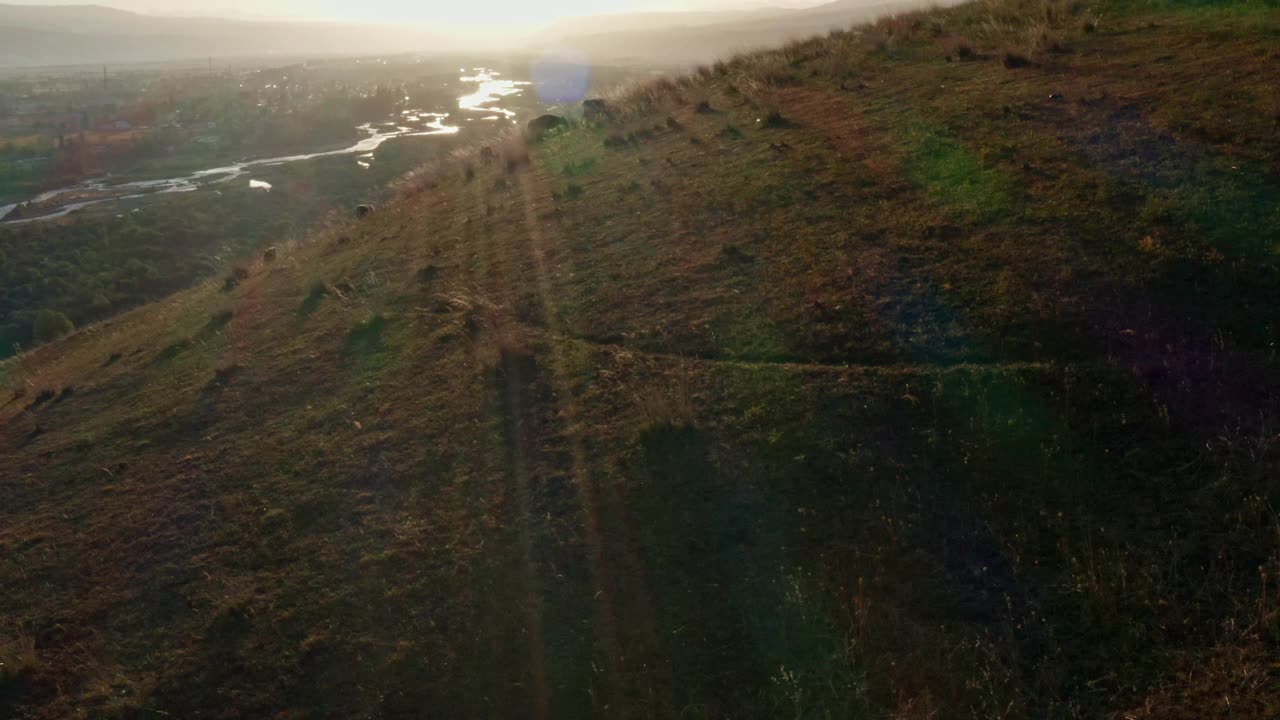 那拉拉提草原的鸟瞰图视频下载