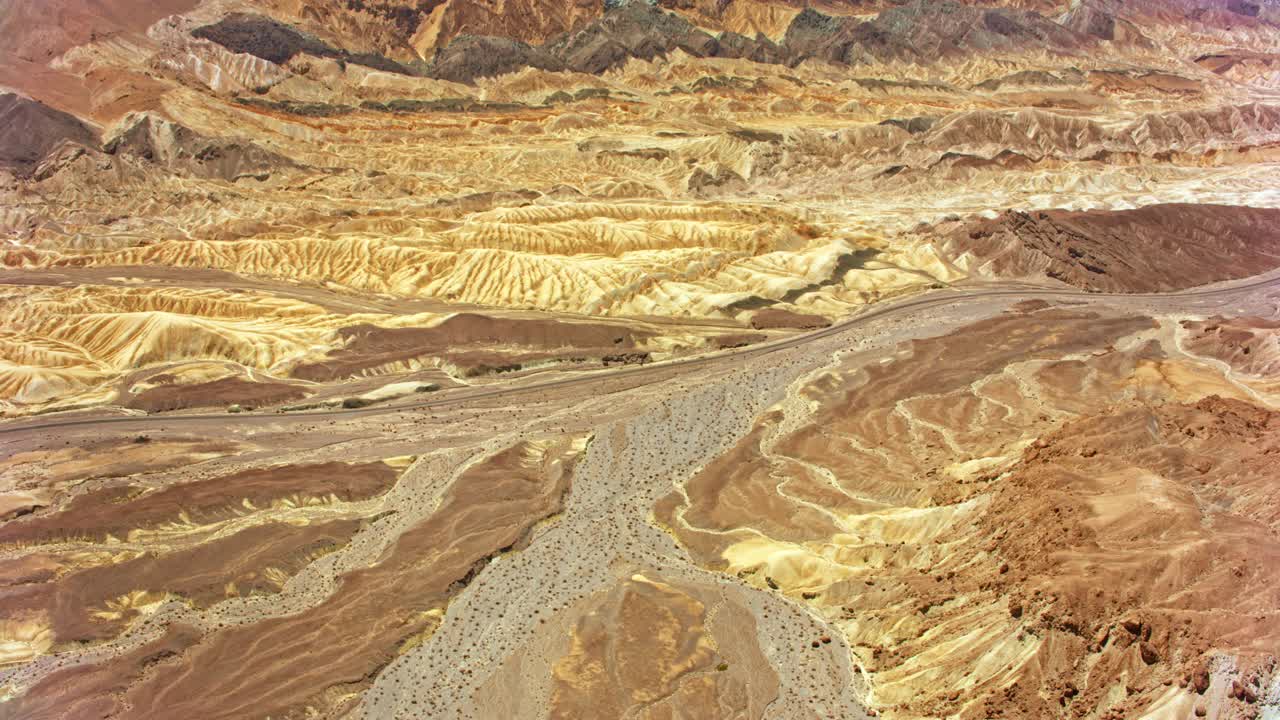 空中的彩色山峰死亡谷，内华达州视频素材