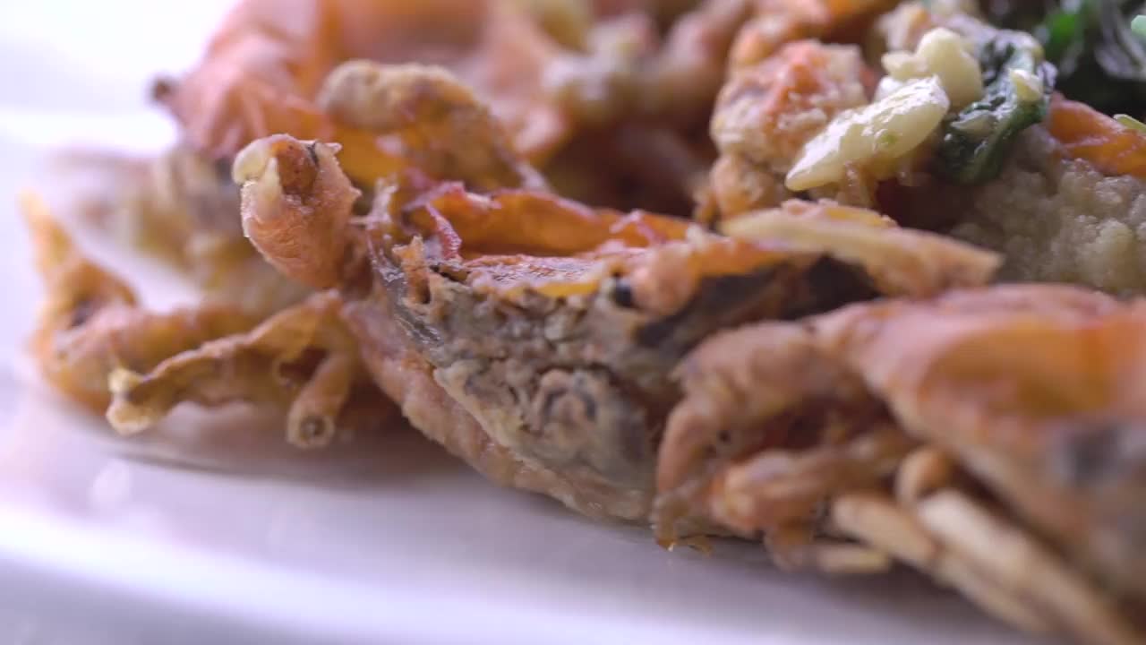 白盘香煎软壳蟹和圣罗勒，香煎软壳蟹和香草特写视频素材