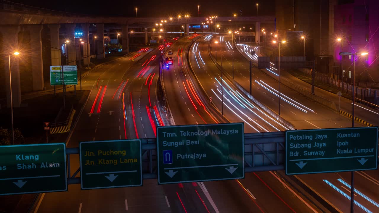 高速公路上汽车前灯的时间跨度视频素材