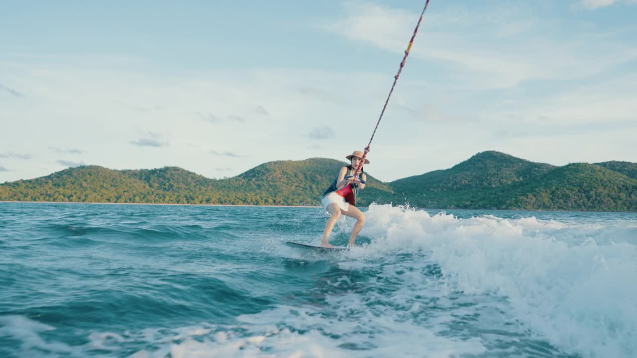 活跃的女人在海里玩冲浪。视频下载