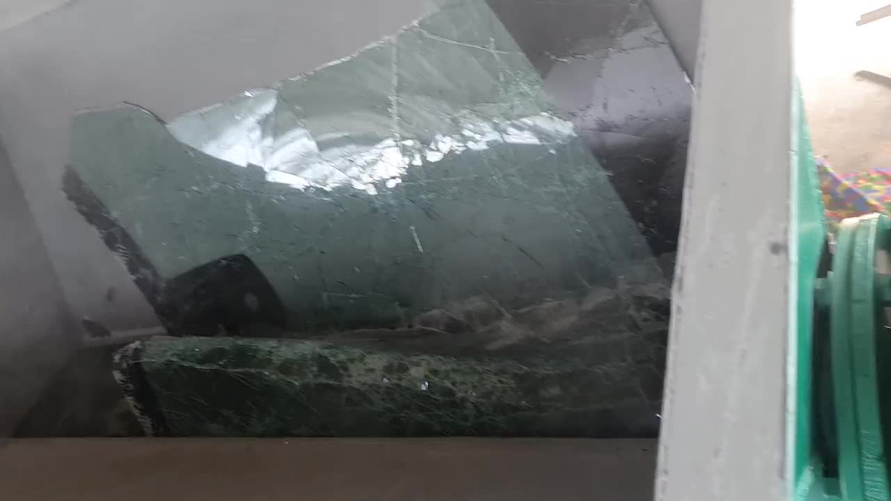 玻璃是用工业破碎机打碎的。视频下载
