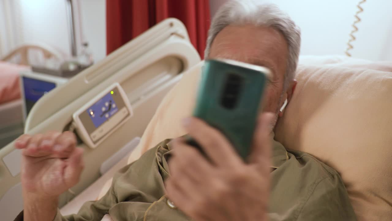 在他的病床上打了个视频电话视频下载