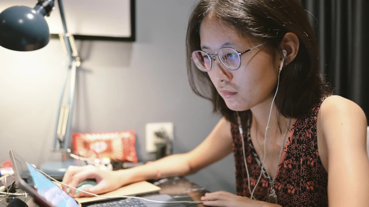 亚洲女性学习教育在线学习自我提高技能的概念。大学生做研究和上网。晚上的时间视频下载