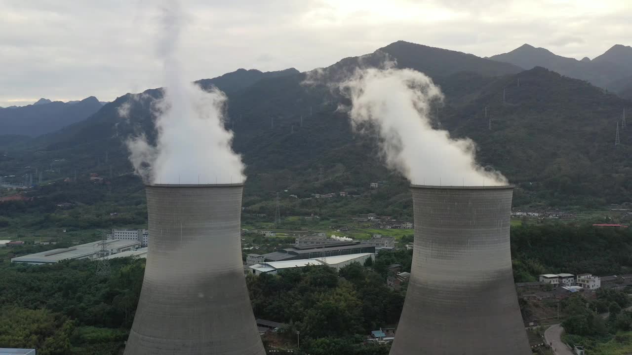 燃煤电厂的烟囱视频素材
