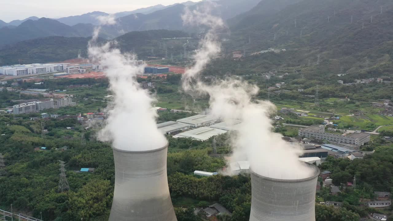 燃煤电厂的烟囱视频素材