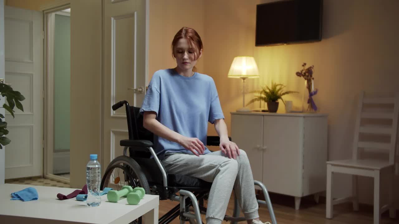 一位运动的残疾妇女正在用哑铃做运动视频素材