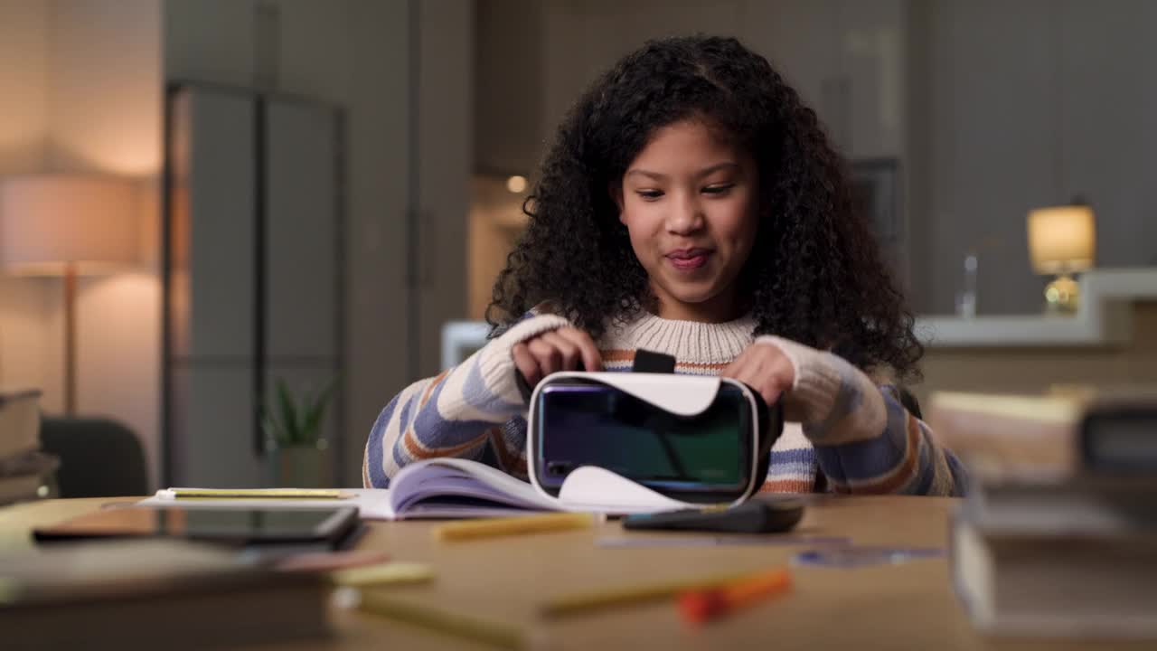 一个小女孩戴着虚拟现实头盔坐在家里的4k视频片段视频素材