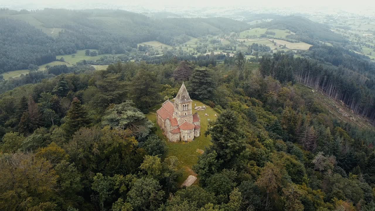 敦蒙太奇教堂。无人机拍摄的法国勃艮第一个小型古老教堂。视频下载