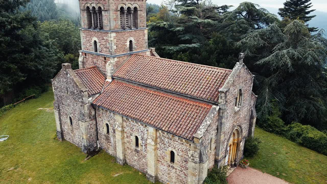 敦蒙太奇教堂。无人机拍摄的法国勃艮第一个小型古老教堂。视频下载