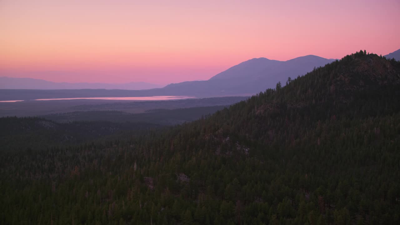 黎明时分，加利福尼亚Inyo国家森林的空中山丘和山脉视频素材