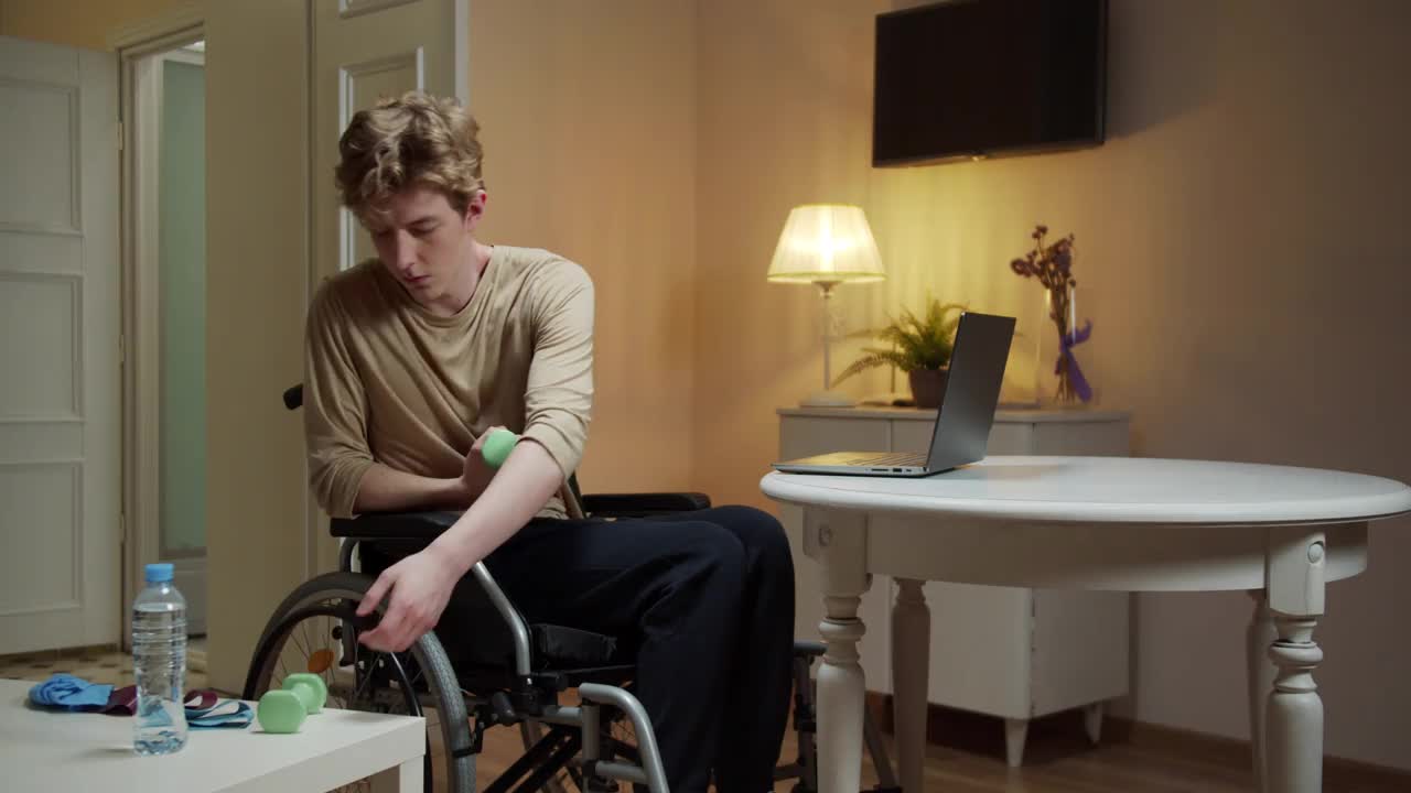一个年轻的残疾人正在用哑铃做运动视频素材