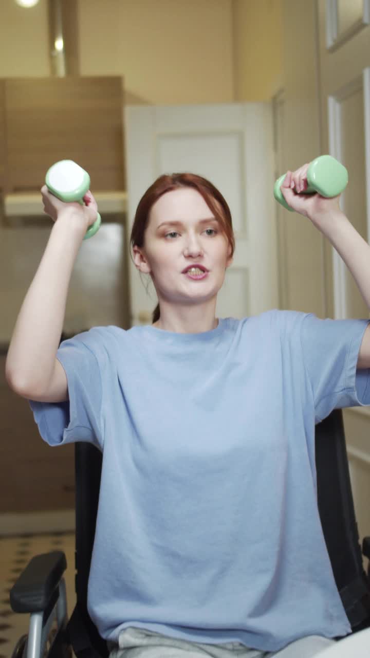 视频中，一位运动的残疾妇女正在用哑铃做练习视频素材
