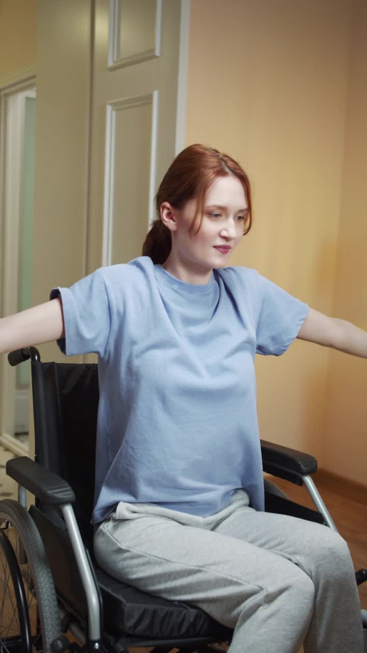 一位残疾妇女正在互联网上用哑铃做运动视频素材