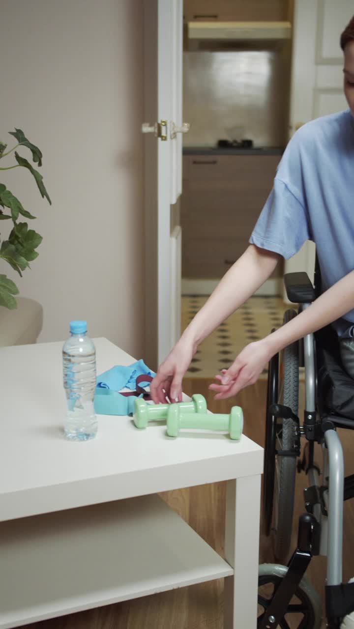 视频中一名残疾妇女正在用哑铃做运动视频素材
