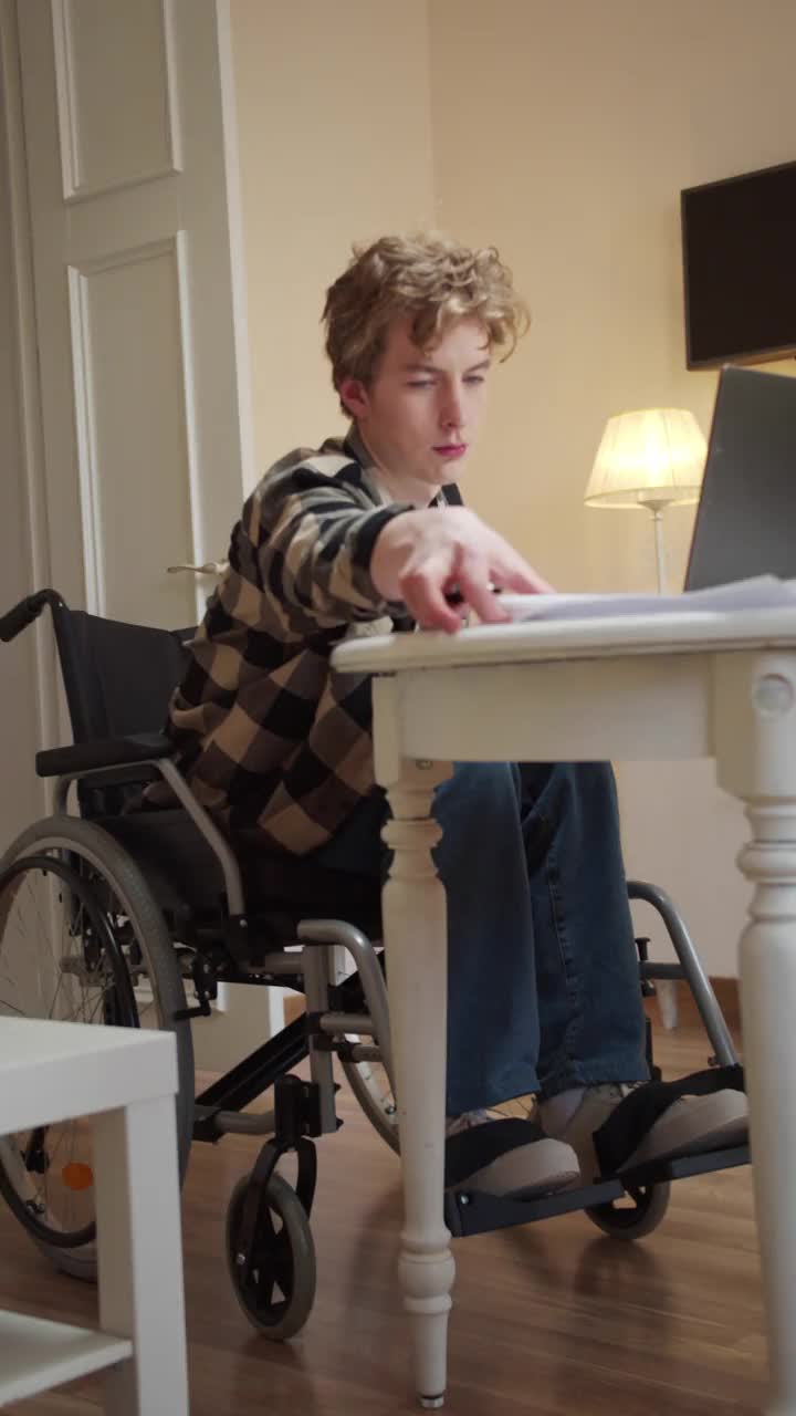 一个残疾人正在努力工作视频素材