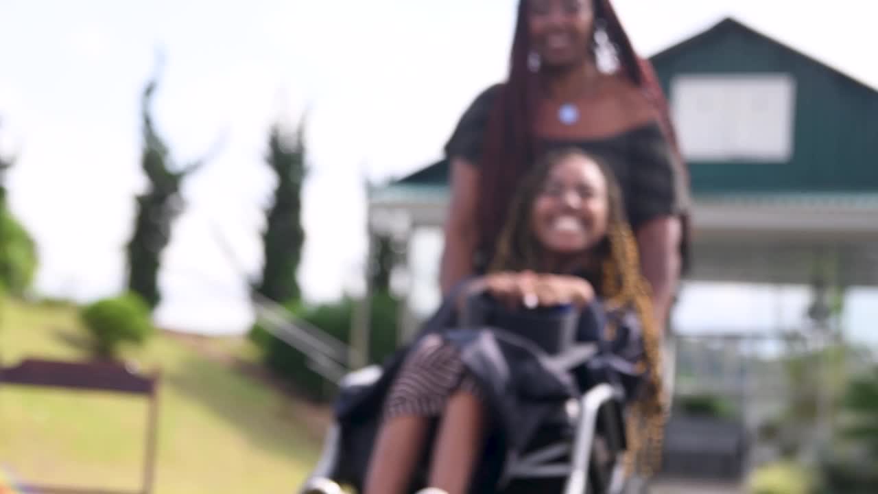 轮椅女人毕业。视频下载