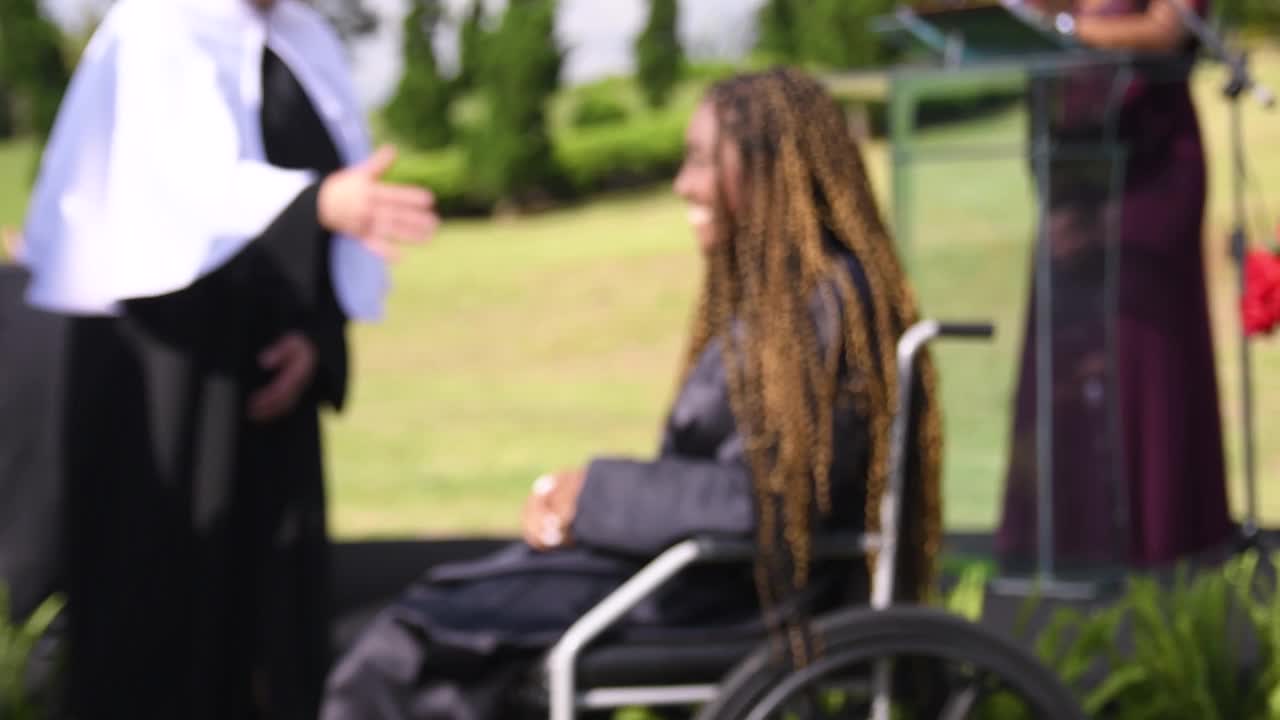 轮椅女人毕业。视频下载