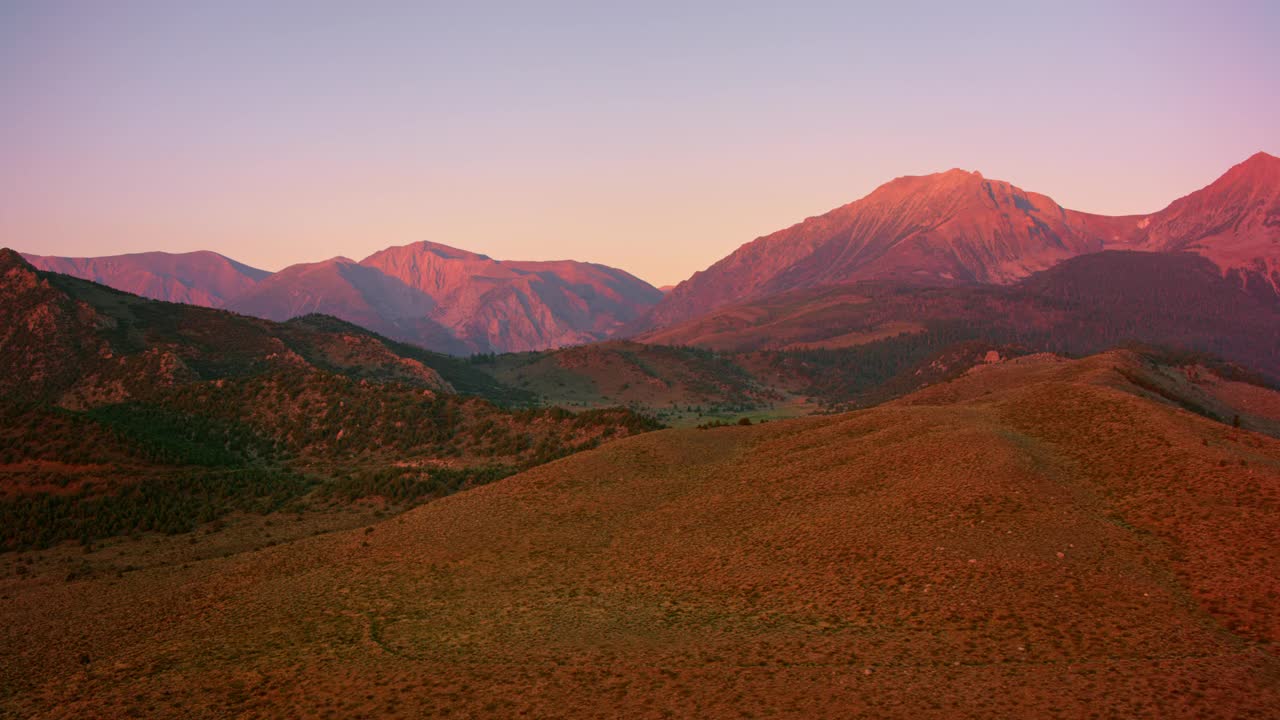 美国加利福尼亚州的AERIAL山脉视频素材
