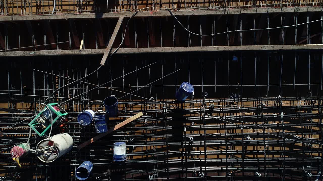 在一个大型商业工地，施工人员正在准备混凝土浇筑的俯视图。视频下载