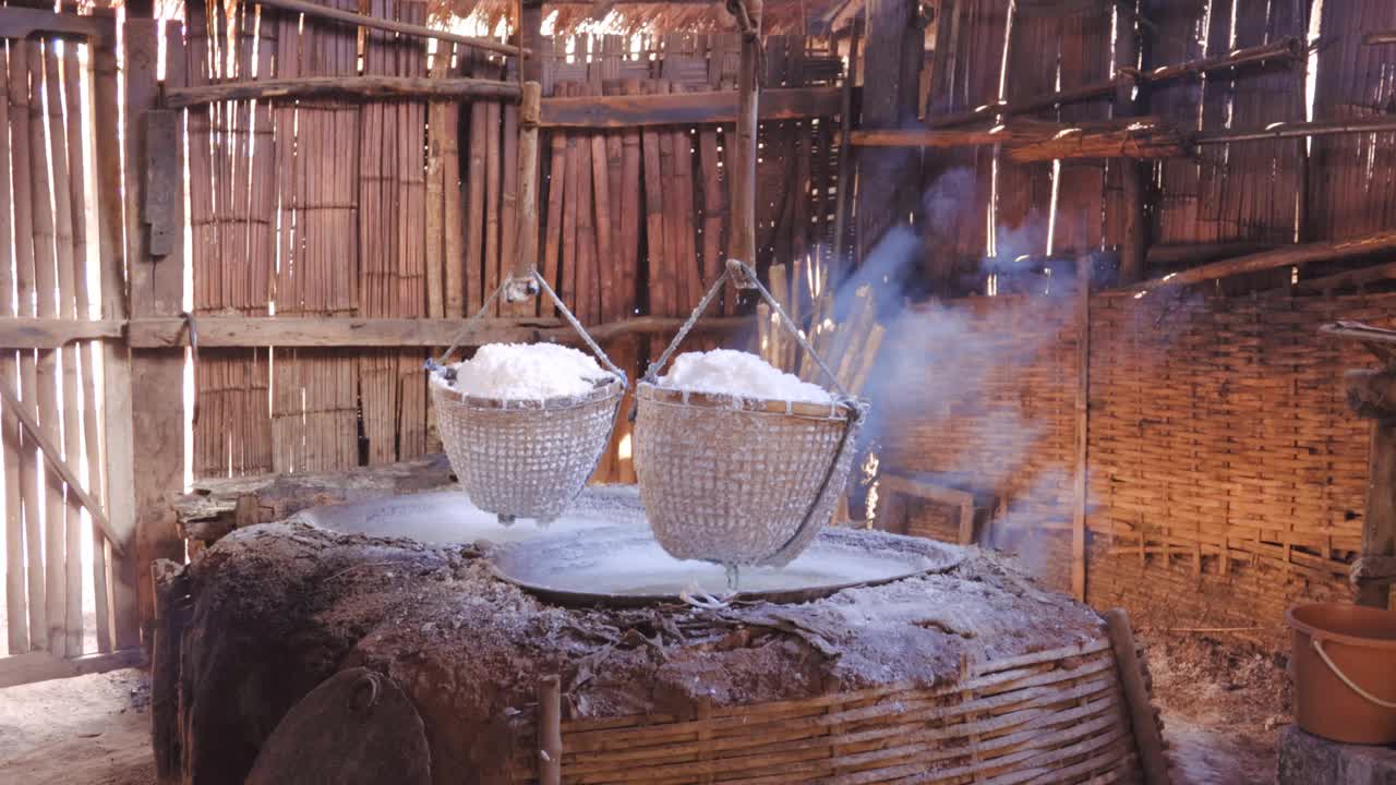 盐的生产，煮沸岩盐或辛邵盐在博克卢亚，南，泰国视频素材