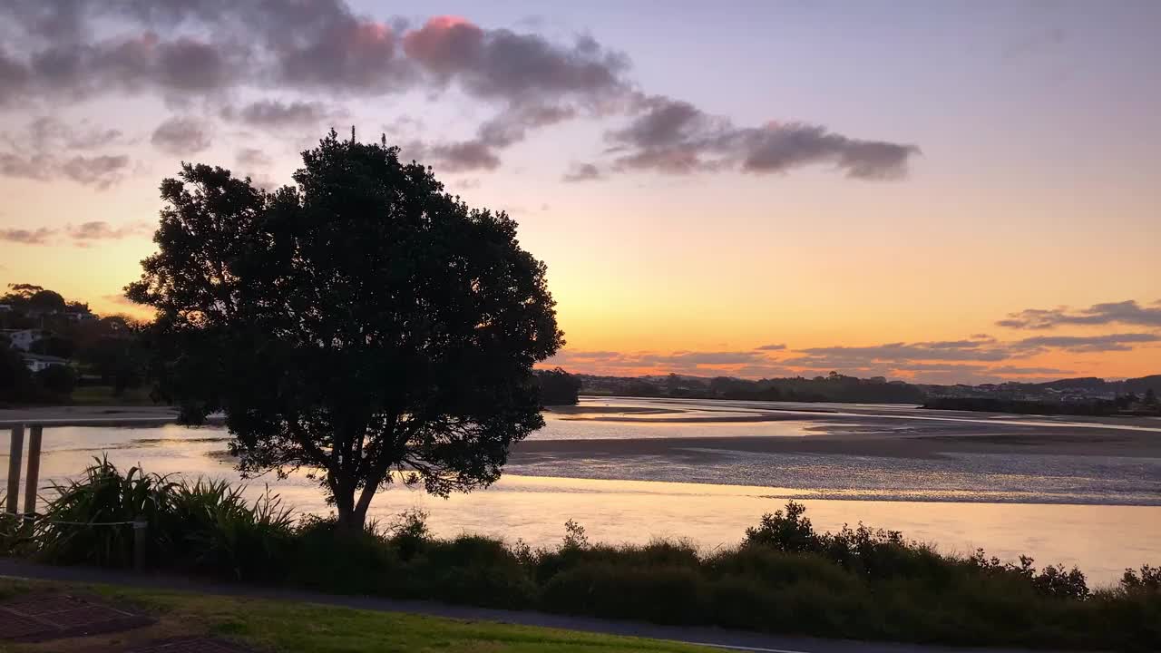 新西兰奥克兰奥雷瓦海滩的日落景象视频下载
