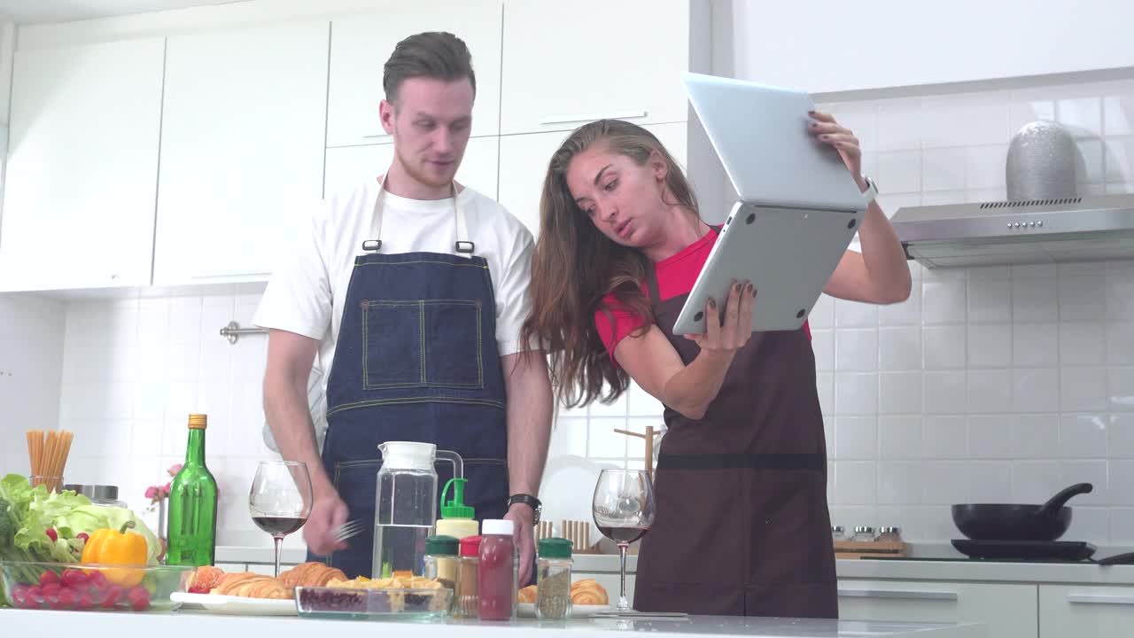 夫妻俩在厨房里做健康食品。视频下载