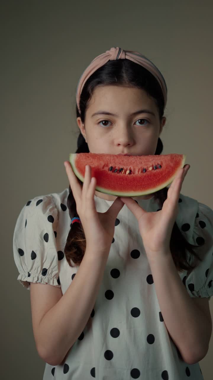 时尚女孩吃新鲜西瓜的肖像视频素材