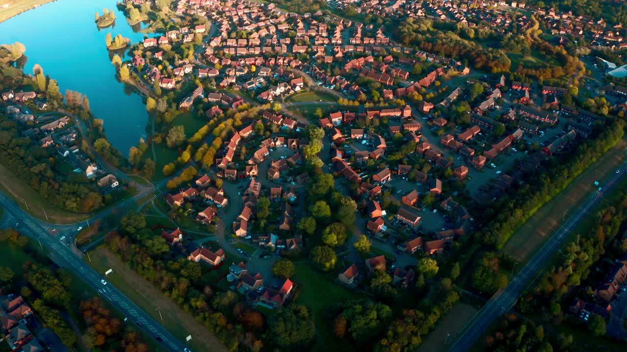 鸟瞰图郊区社区与相同的富裕，米尔顿凯恩斯，Furzton视频素材