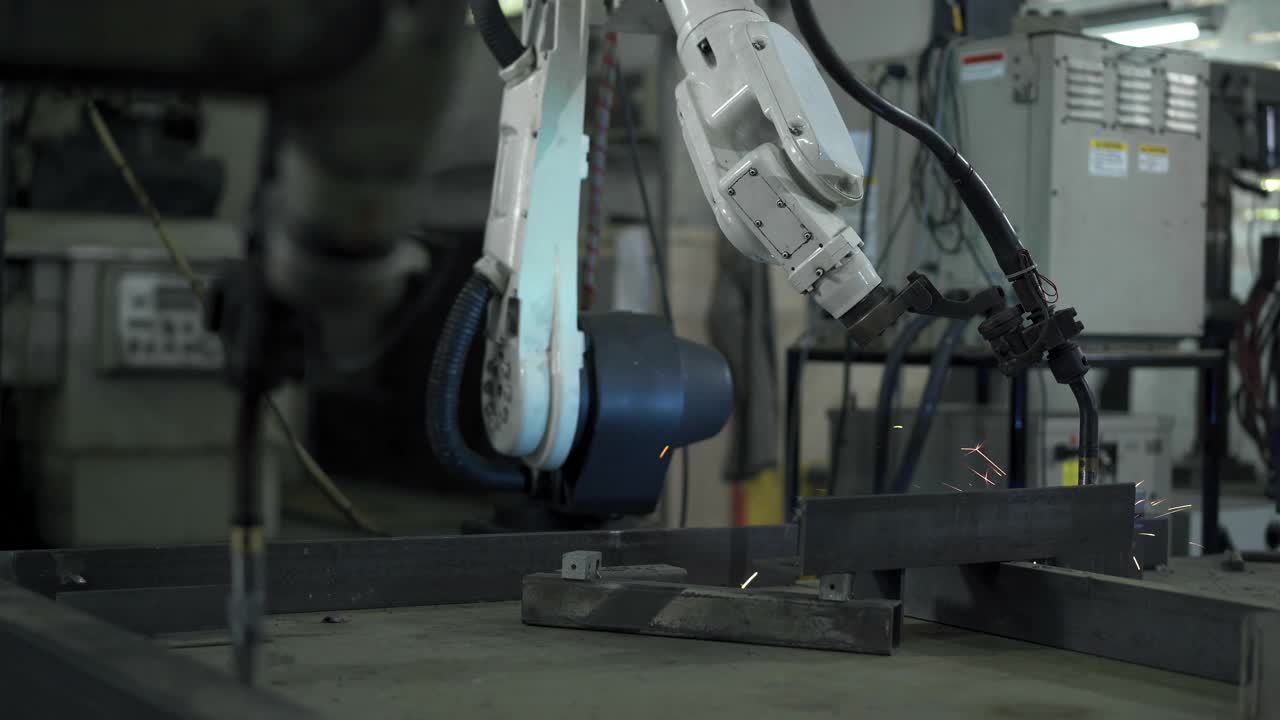 4K工业机器人焊接车汽车部分视频素材