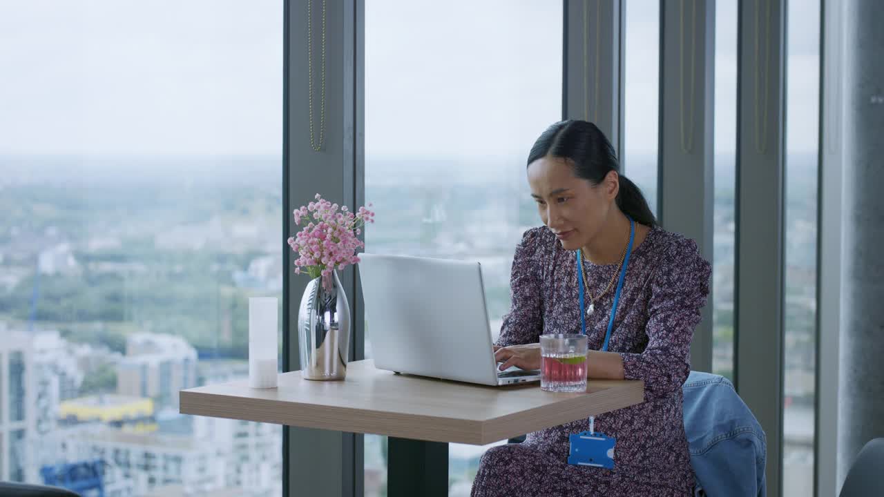 怀孕的女商人使用笔记本电脑，思考和沉思视频下载