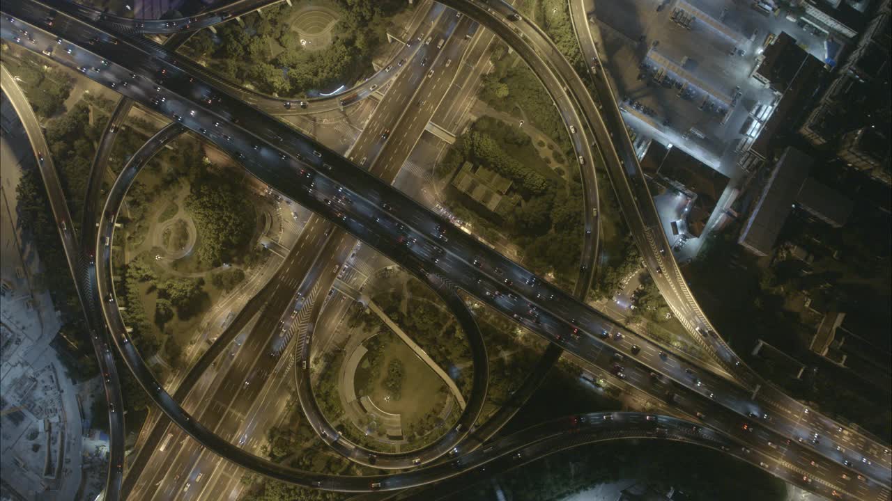 无人机视角的立交桥和城市交通在晚上视频下载