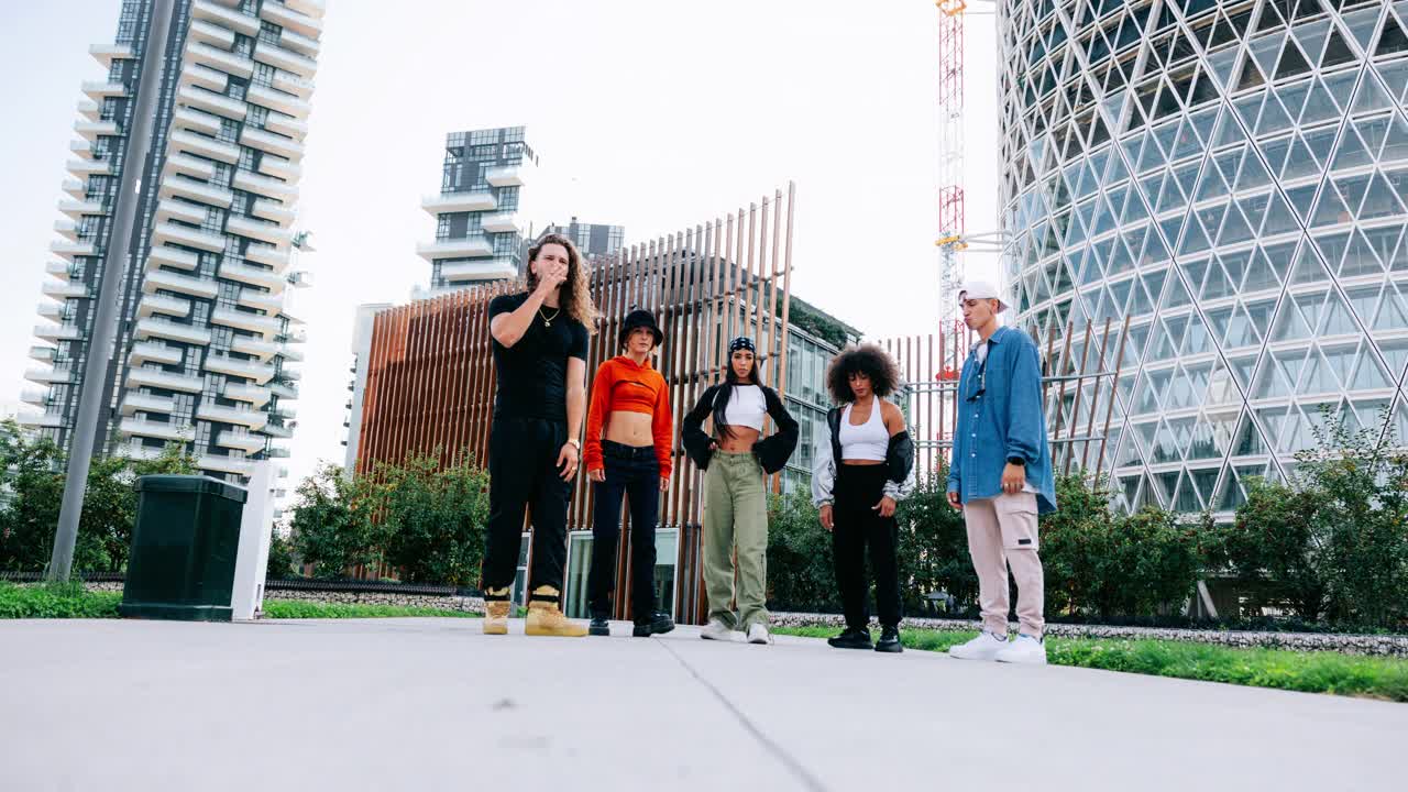 在城市街道上表演的青年男女舞蹈团视频下载