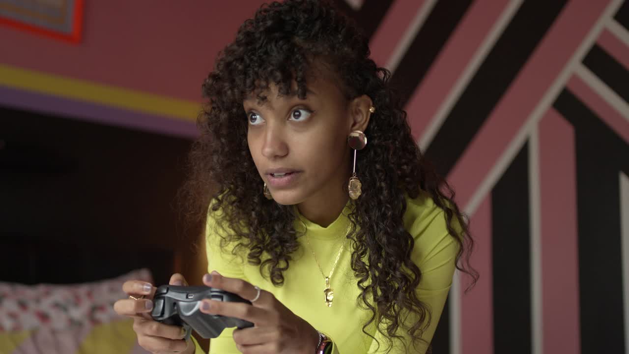 女Z一代玩家使用电子游戏控制台视频下载