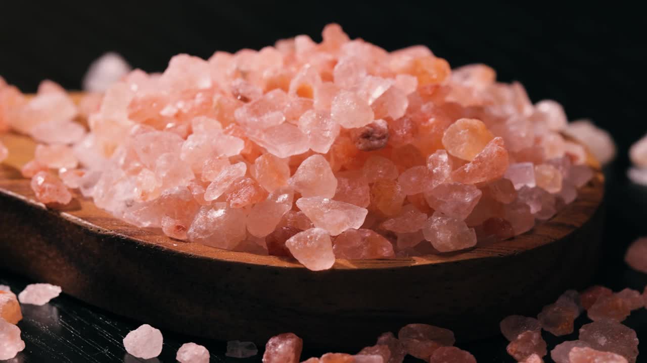喜马拉雅木粉盐是用来给食物调味的。主要是由于营销成本，粉色喜马拉雅盐比餐桌盐或海盐贵20倍。视频素材
