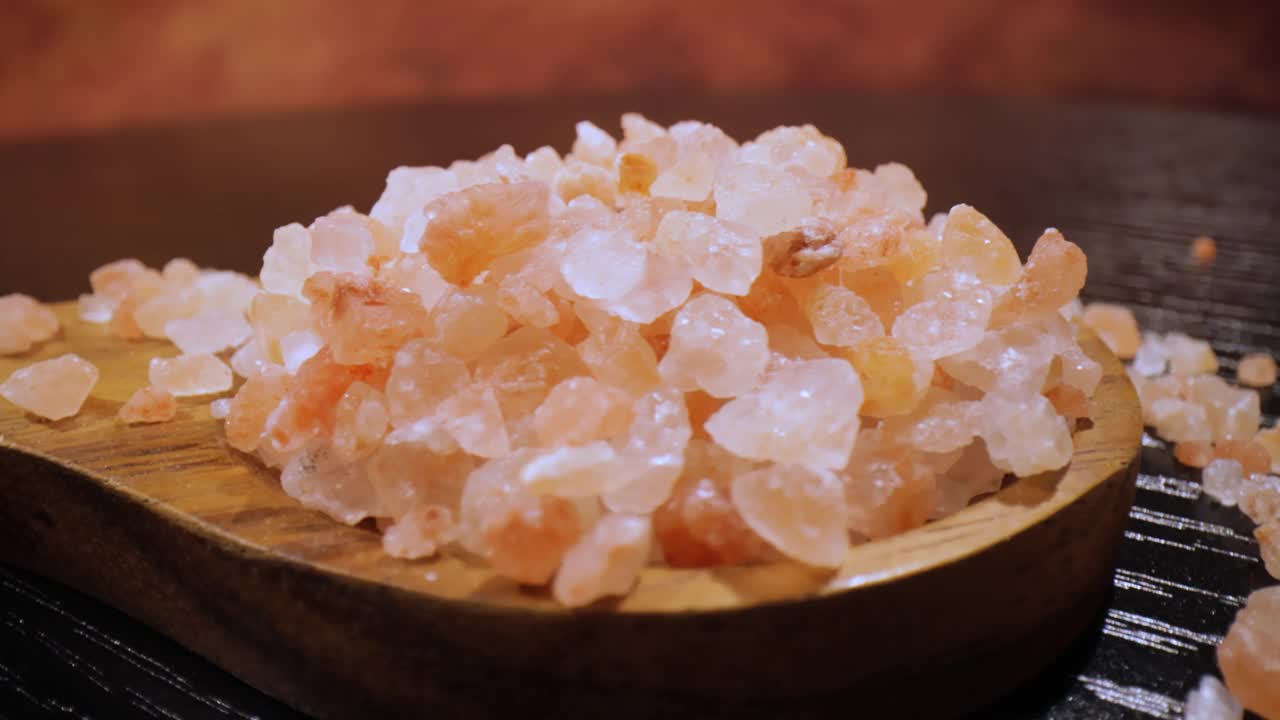 喜马拉雅木粉盐是用来给食物调味的。主要是由于营销成本，粉色喜马拉雅盐比餐桌盐或海盐贵20倍。循环录像。视频素材